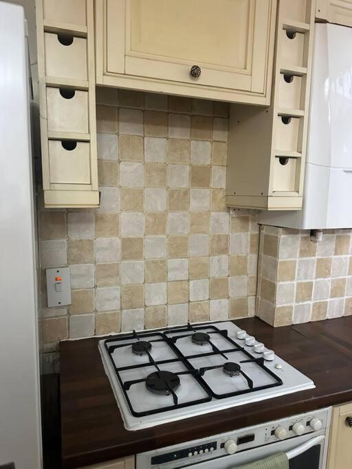 Amazing Wood Street Ground Floor Flat A Appartamento Londra