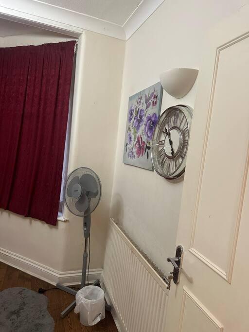 Amazing Wood Street Ground Floor Flat A Londra