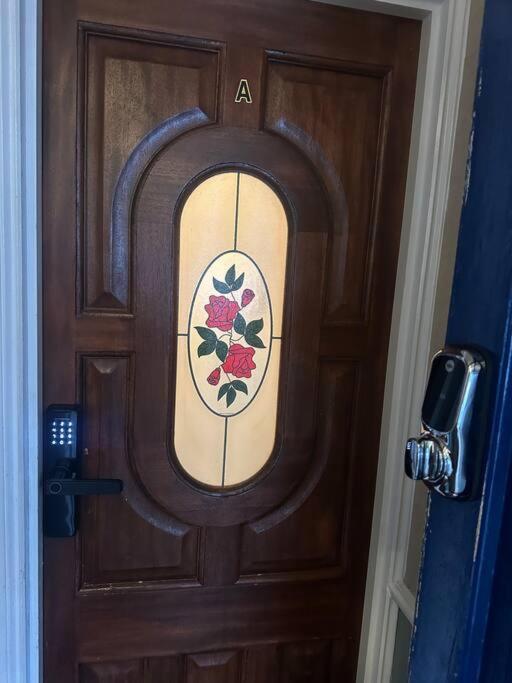 Amazing Wood Street Ground Floor Flat A * Londra